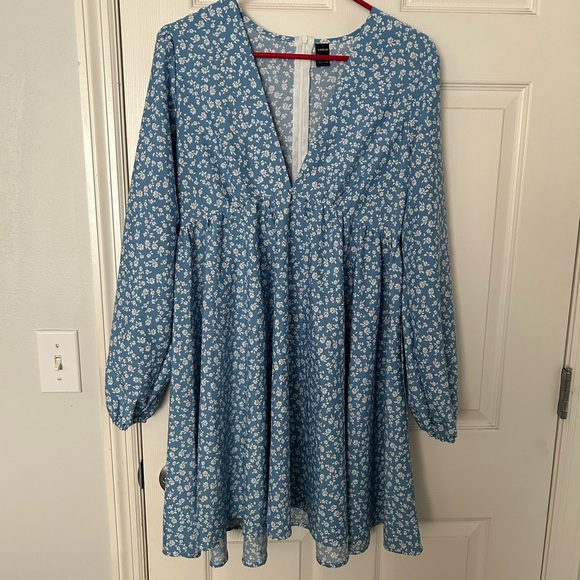2/$20 NWOT floral v neck dress long lantern sleeve blue white size medium womens - Picture 3 of 10